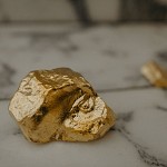 Pépites (pierres de Saint-May, cuivre doré) – Voyage au bord du monde - Salon royal de la gare Centrale de Bruxelles (2021) - © Candice Athenais